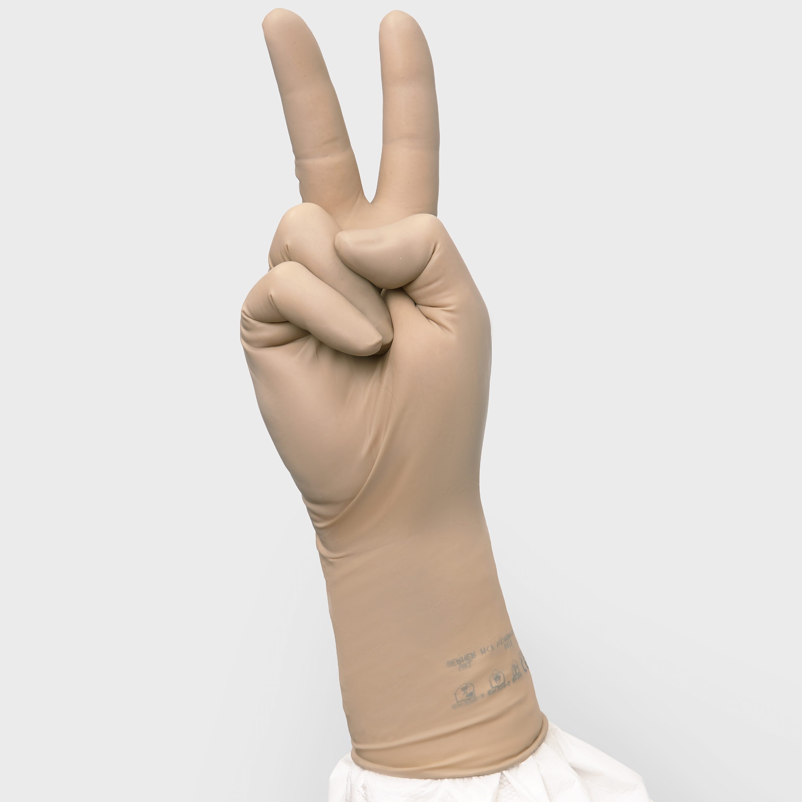 Hand die ein Peacezeichen zeigt während den ein brauner Handschuh getragen wird.