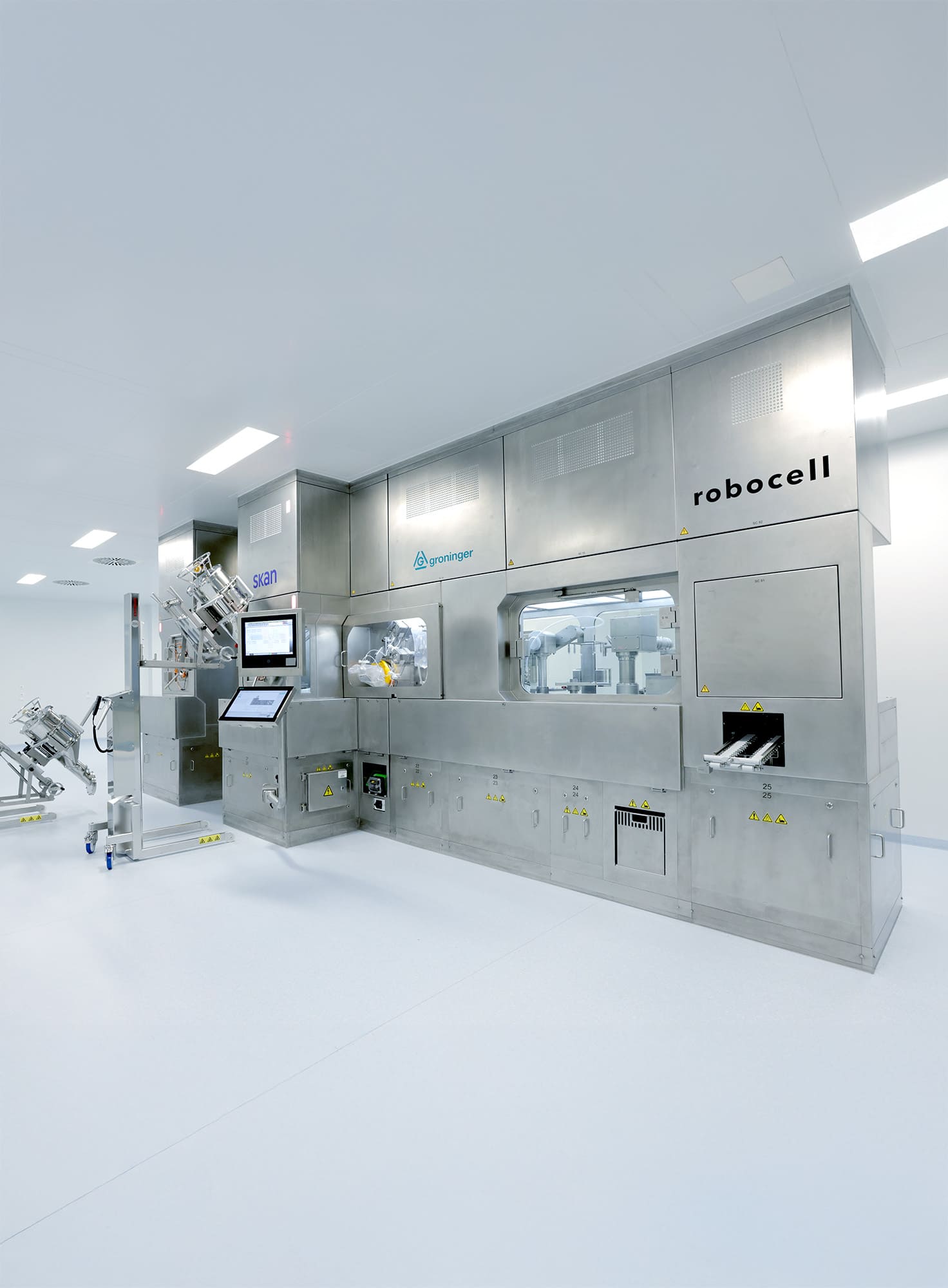 robocell-Abfüllanlage in Reinraumumgebung – automatisierte, handschuhlose Lösung für aseptische Kleinchargenproduktion in der Pharmaindustrie.