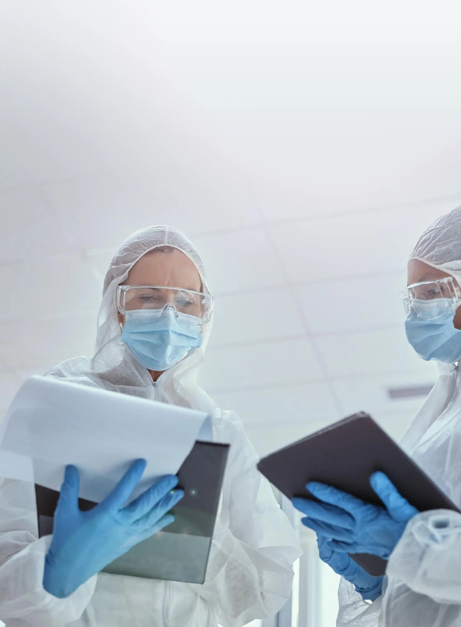 Zwei Laborantinnen prüfen am Tablet